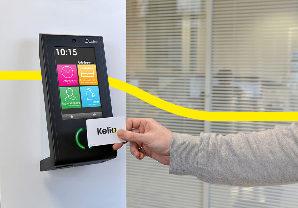 Leitores de controlo de acessos com biometria, cartão ou telemóvel